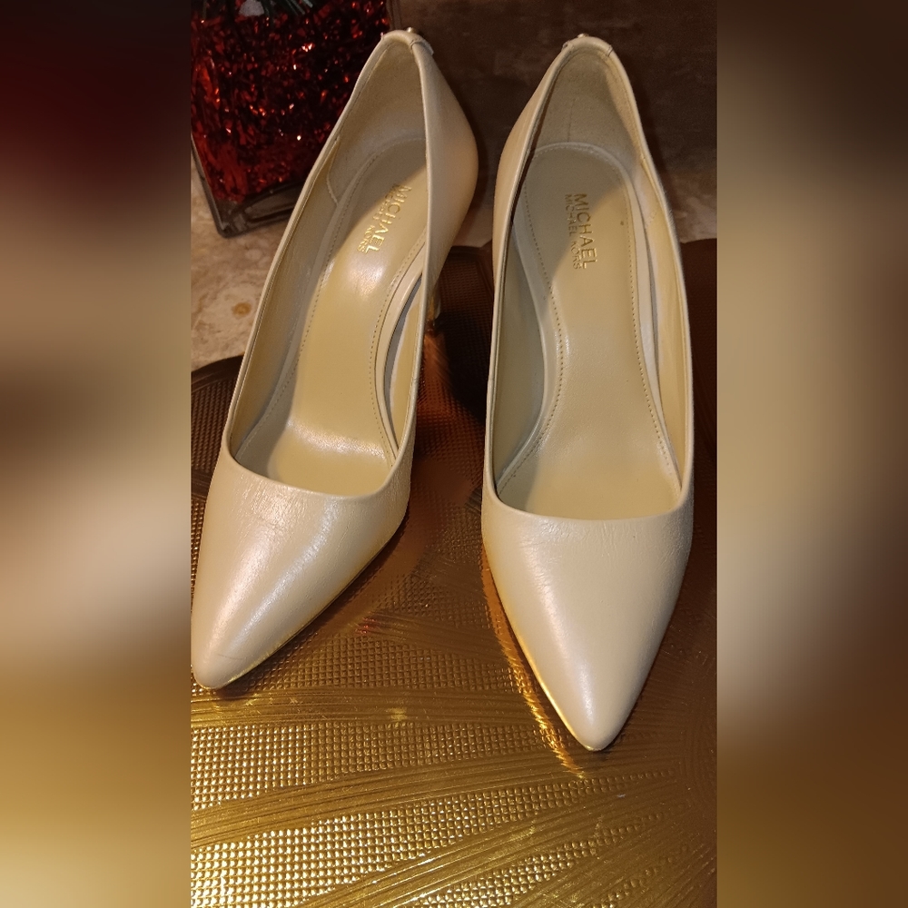Woman Original Michael Kors shoes. Only used them once. Not on original box.
